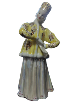 Фарфоровая статуэтка "Лебедушка" в желтой шубке (Дулево)