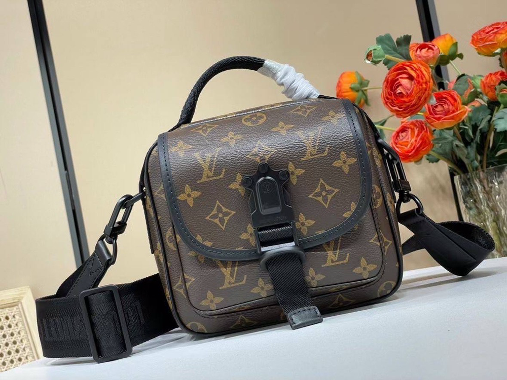 Сумка через плечо Louis Vuitton Quest