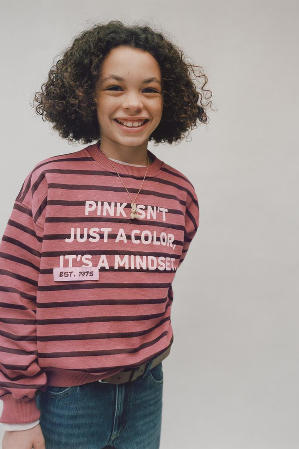 ZARA ТОЛСТОВКА В ПОЛОСКУ С НАДПИСЬЮ, РОЗОВАТЫЙ