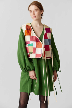 Жилет на запах из шелка с мехом