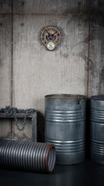 Настенные часы с барометром WOODandROOT Automaton 1722 в индустриальном интерьере — бетон, металл, строгие линии и ручная работа