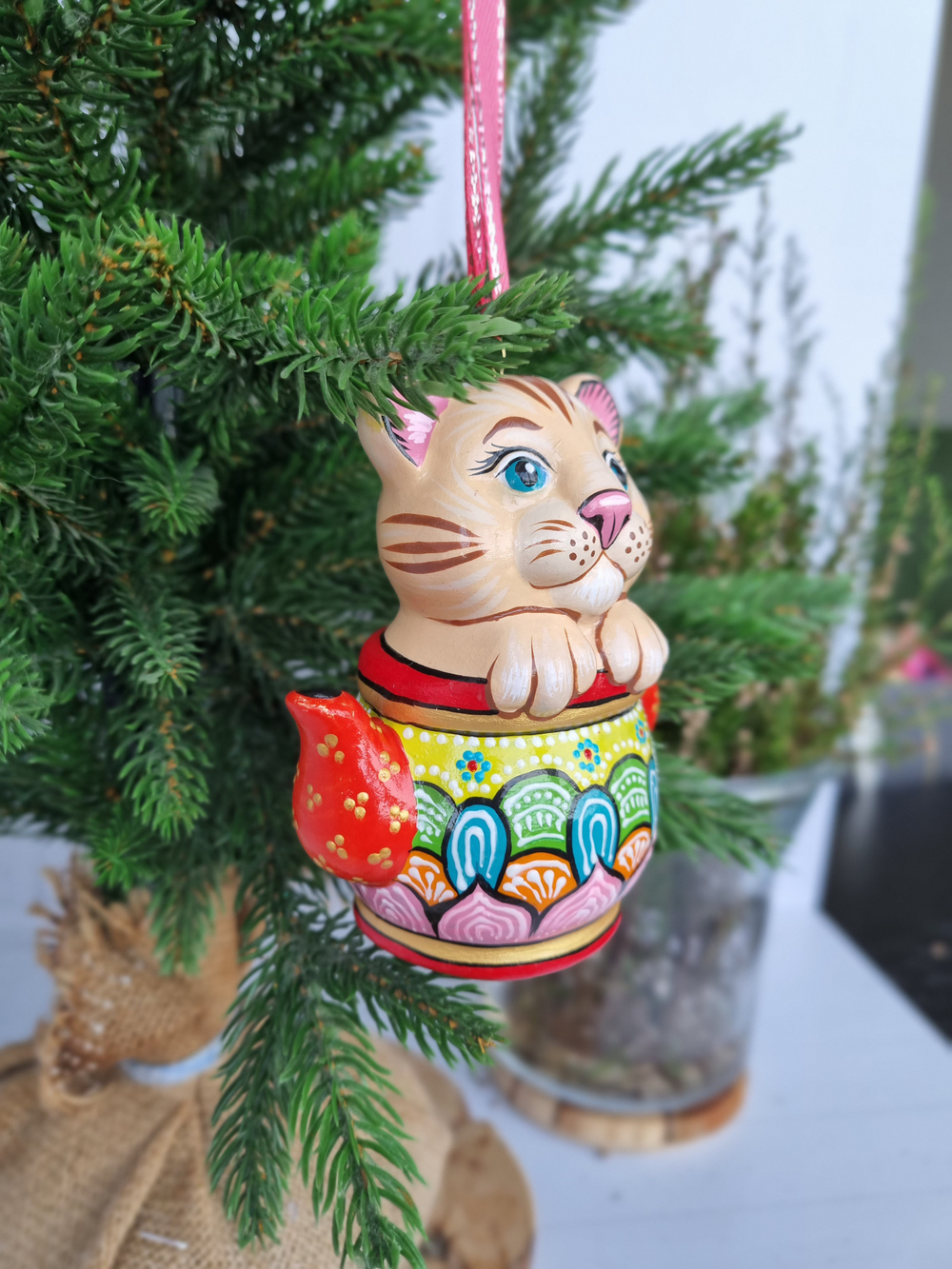 Котик в чайнике ёлочная игрушка из фарфора