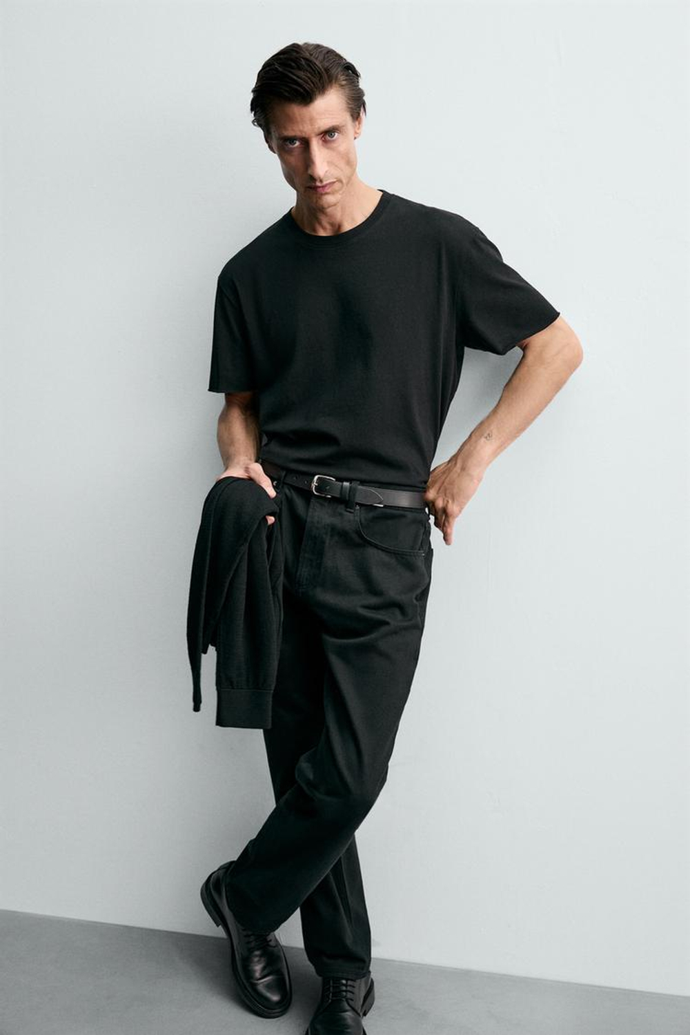 ZARA ФУТБОЛКА С НЕРОВНОЙ НИЖНЕЙ КРОМКОЙ, ЧЕРНЫЙ