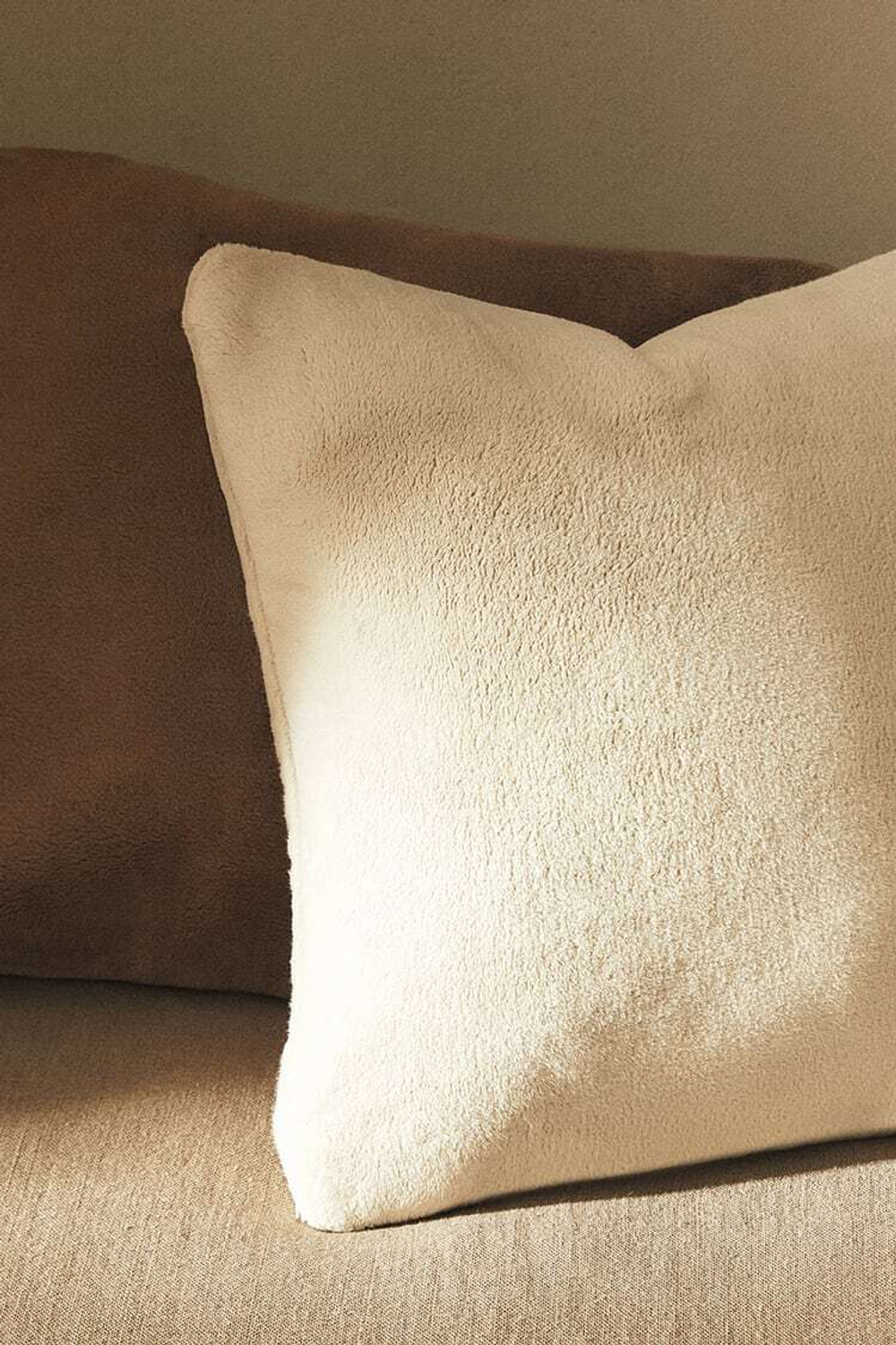 ZARA HOME ОДНОТОННЫЙ ЧЕХОЛ ДЛЯ ДЕКОРАТИВНОЙ ПОДУШКИ ИЗ ФЛИСА, КРЕМОВЫЙ