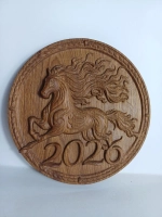 Панно из дуба сувенир Лошадь 2026 D=20см