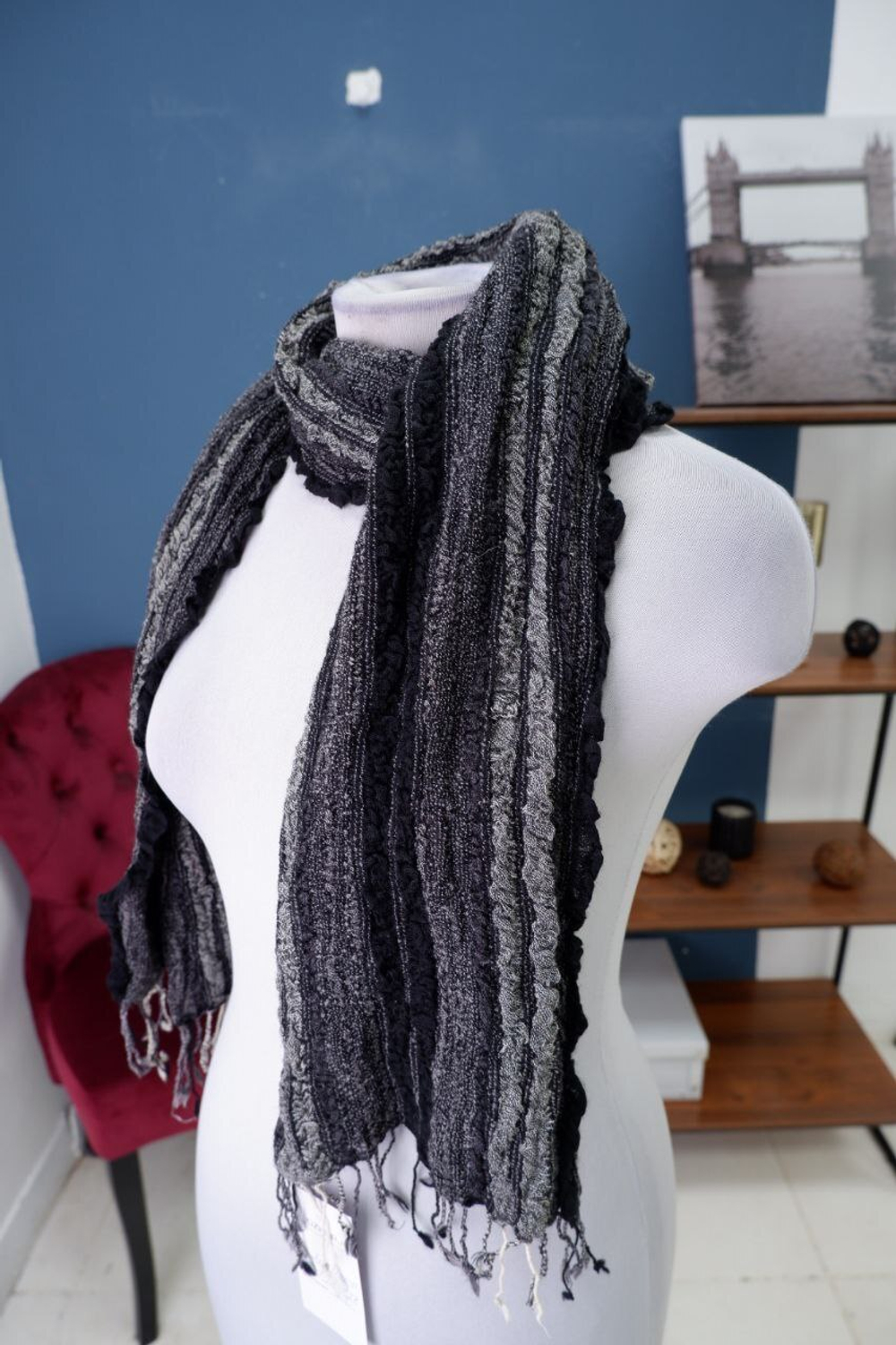 Шарф в полоску с бахромой