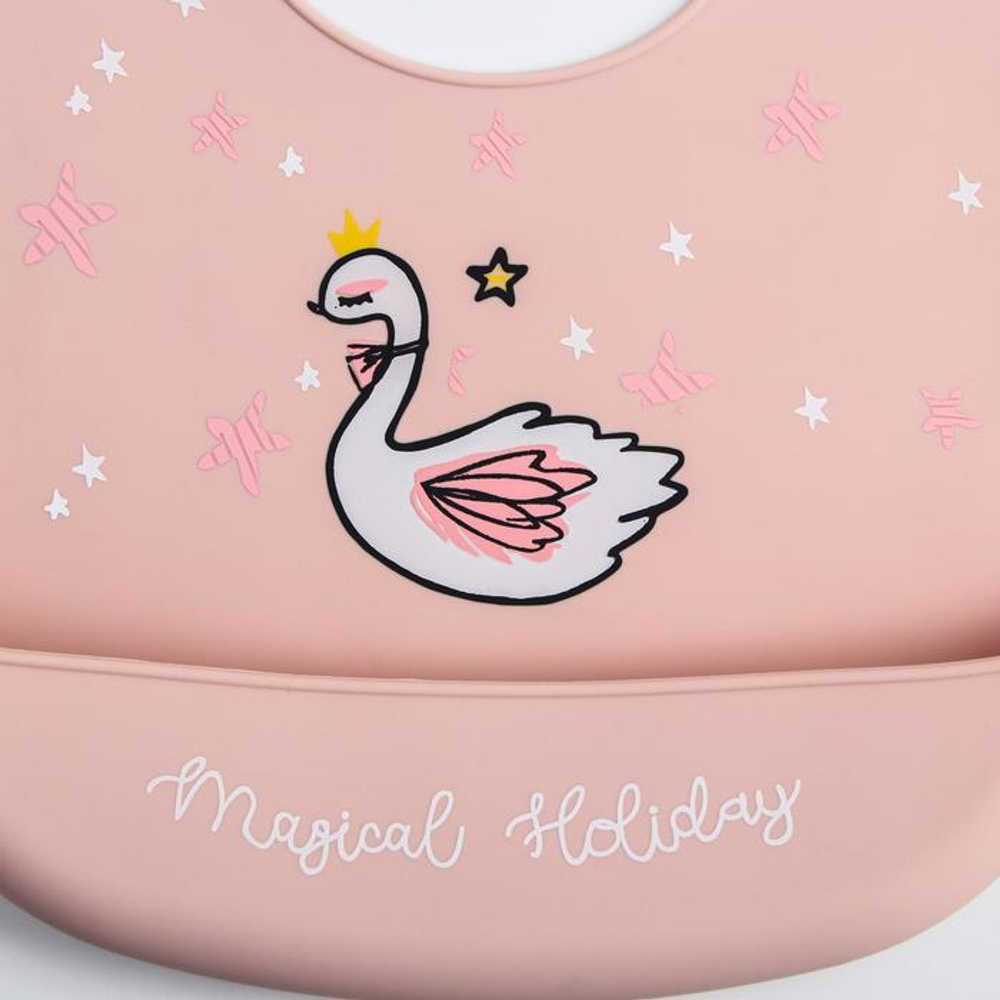 5385563 Нагрудник силиконовый, на кнопках, с карманом «Лебедь», цвет розовый