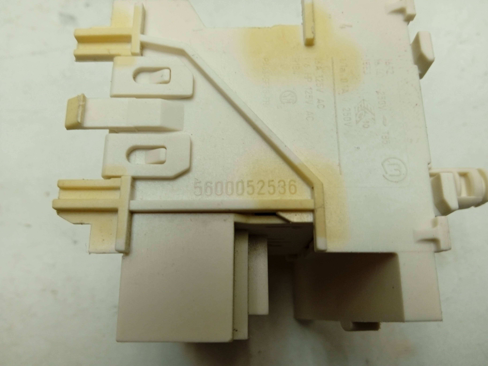 SRV55T03EU/30 ктп17 Сетевая кнопка для посудомоечной машины Bosch 5600052536 б/у