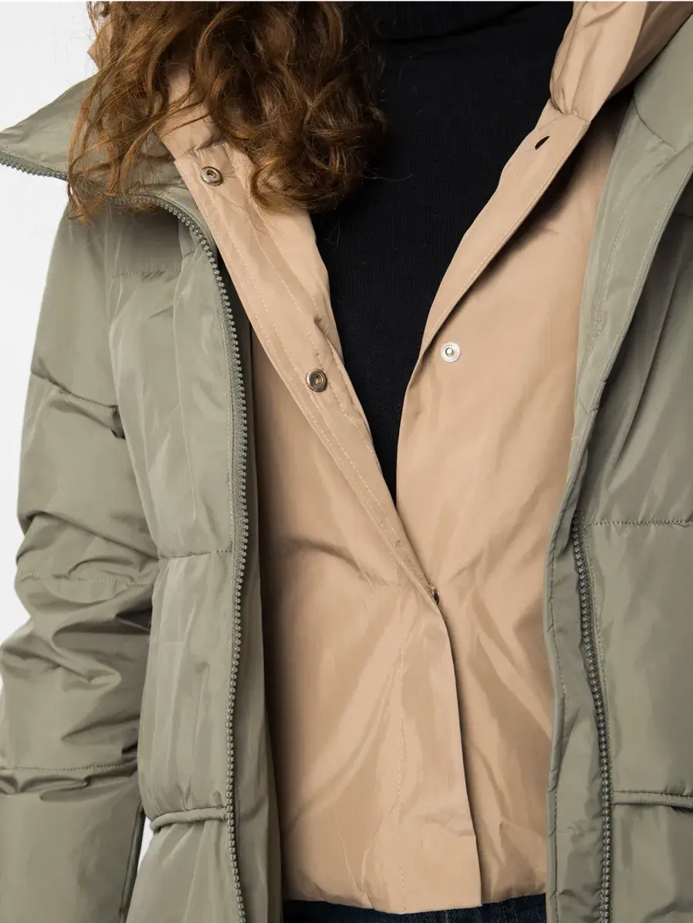 Короткая куртка утепленная с капюшоном