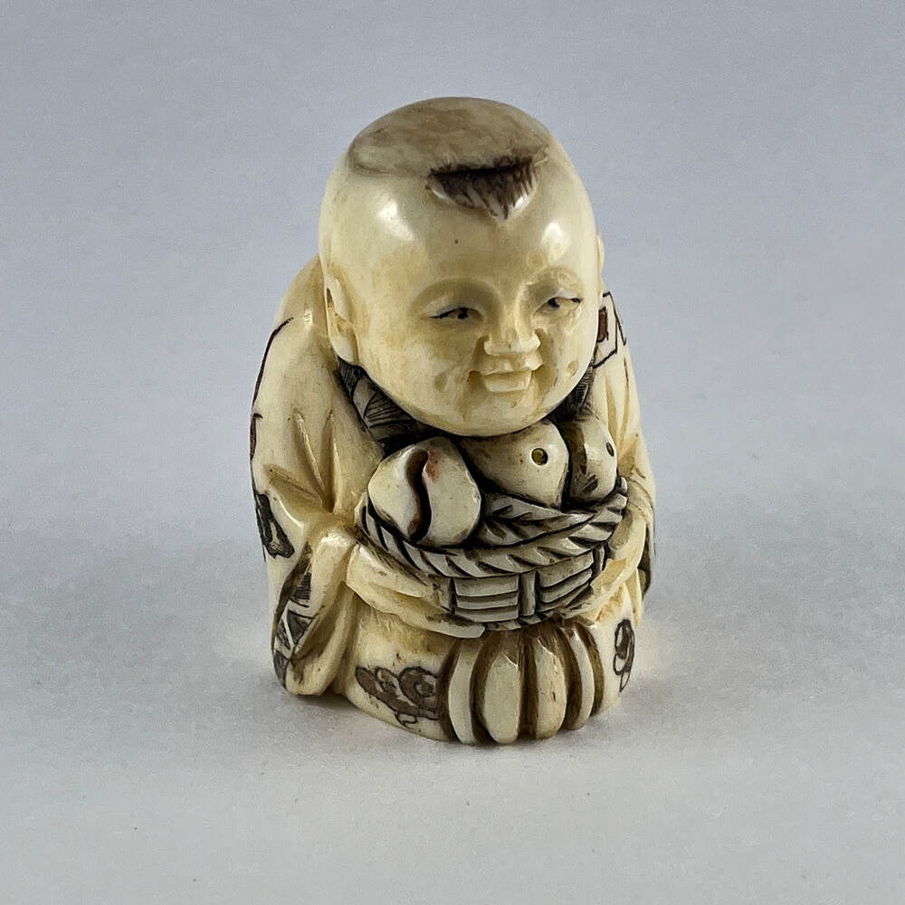 Статуэтка нэцкэ Мальчик Карако с рыбой на удачу