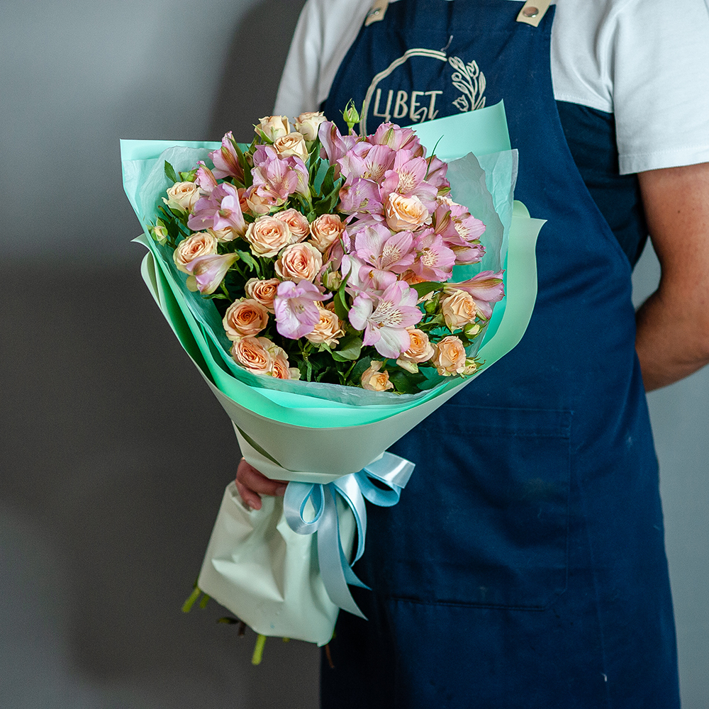 Сборный букет в нежном оформлении с кустовой розой и альстромерией