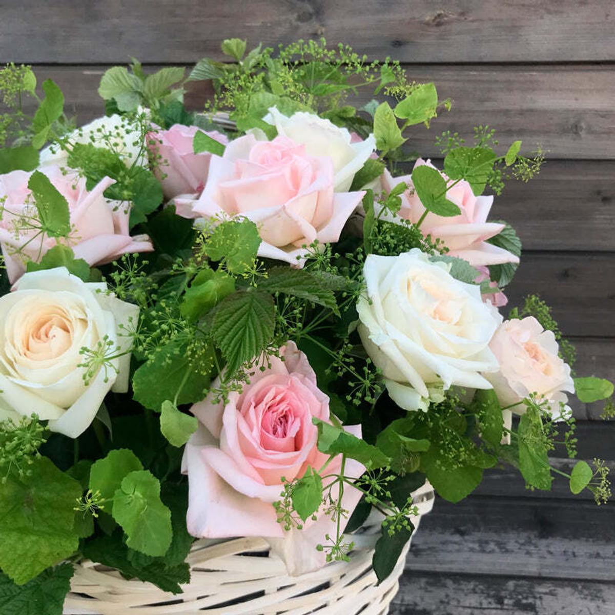 Розовое облако — корзина ароматных роз