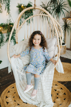 Платье с воланом "Розы на сером"