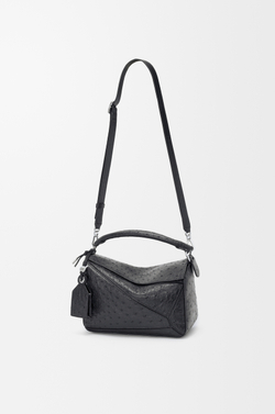 Loewe Маленькая сумка Puzzle Featherlight из страусиной кожи, черный