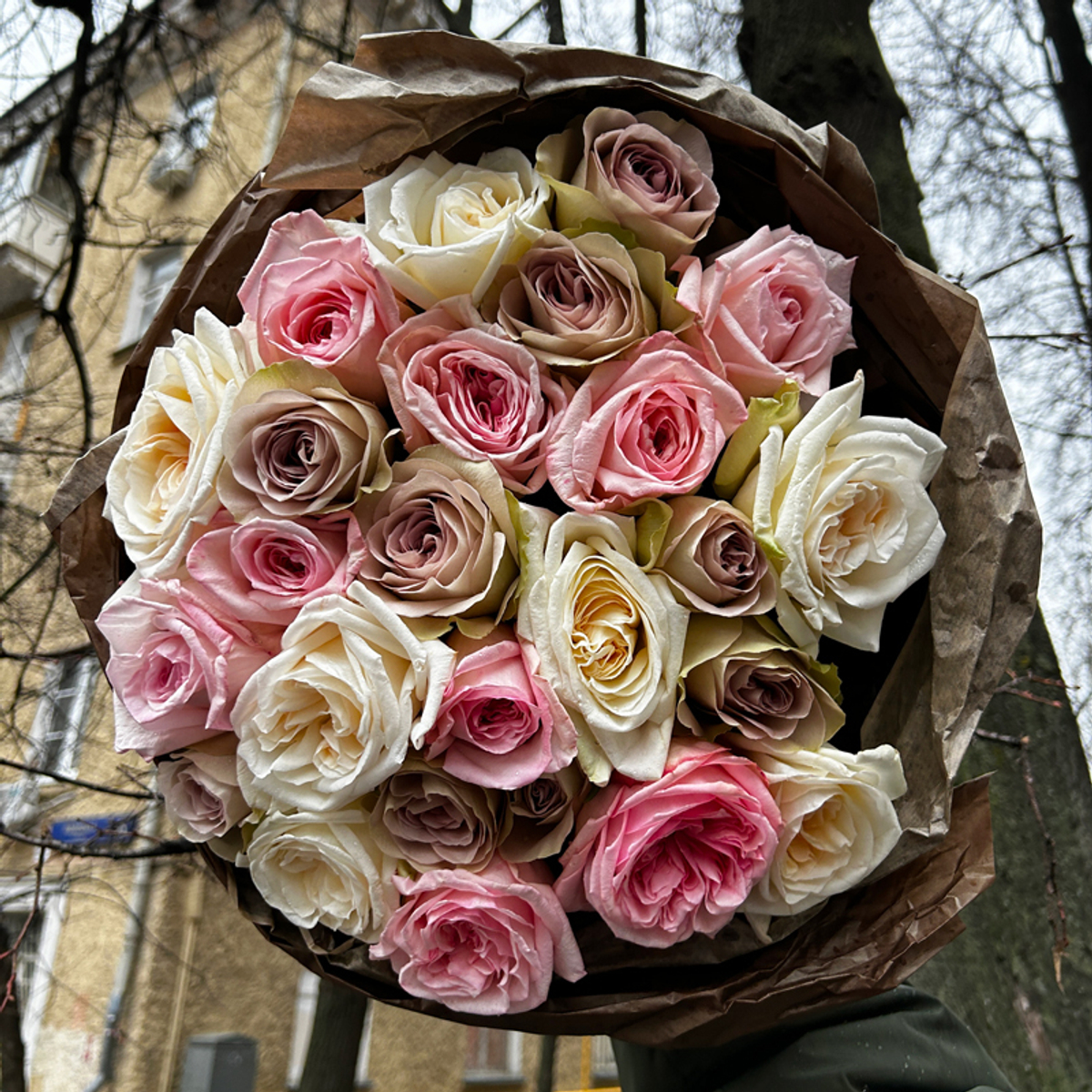 Небесный микс — букет интерьерных и ароматных роз