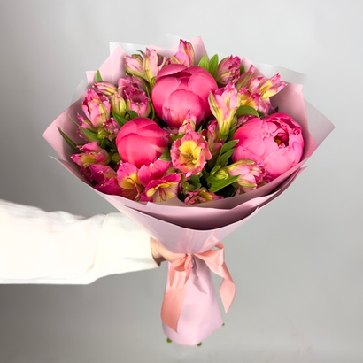 Букет цветов с пионами и альстромерией (мини)