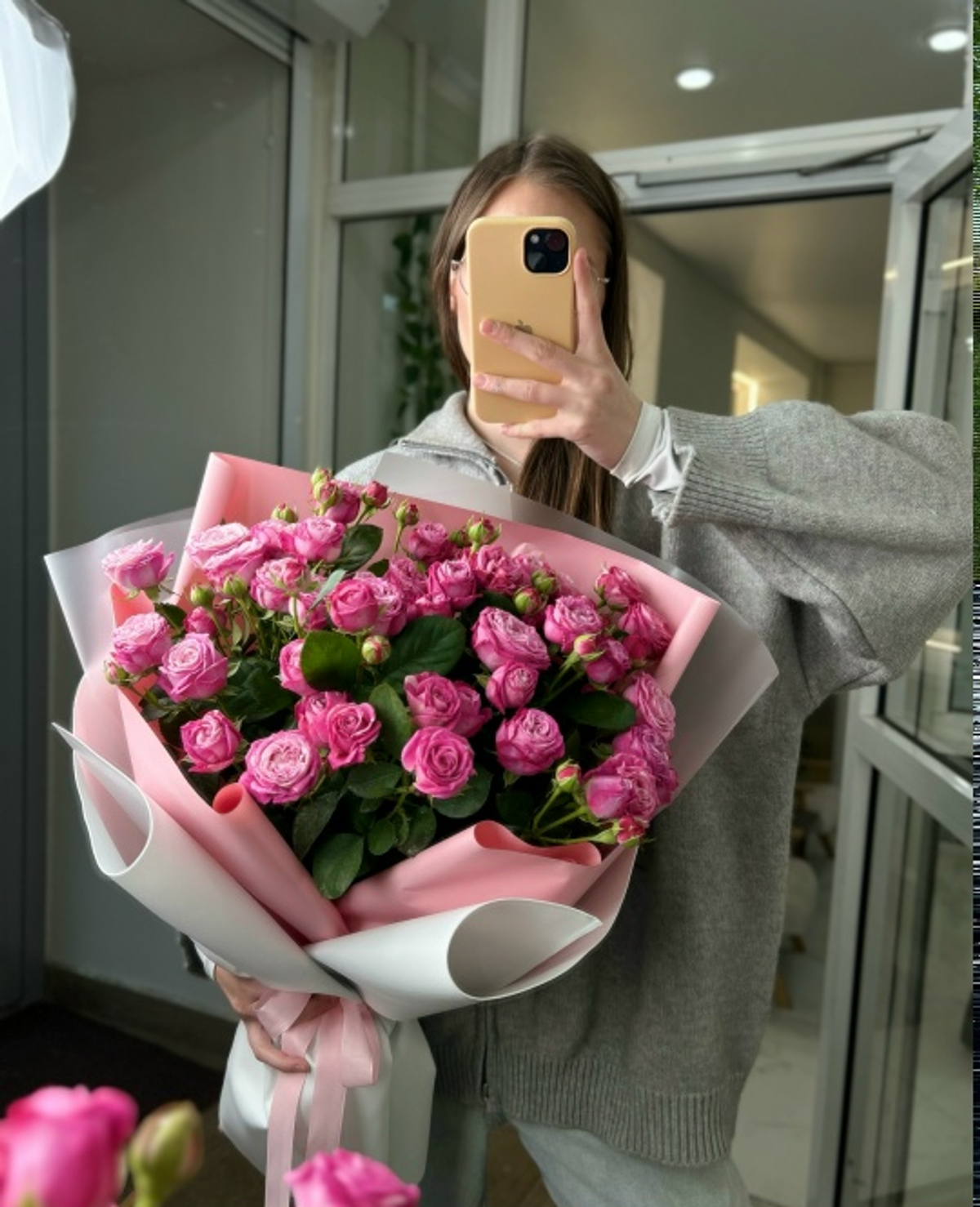 Нежность в букете из 11 веток кустовых роз 60 см