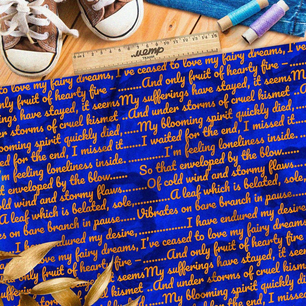 Ткань оксфорд 600 оранжевая английская поэзия на синем фоне