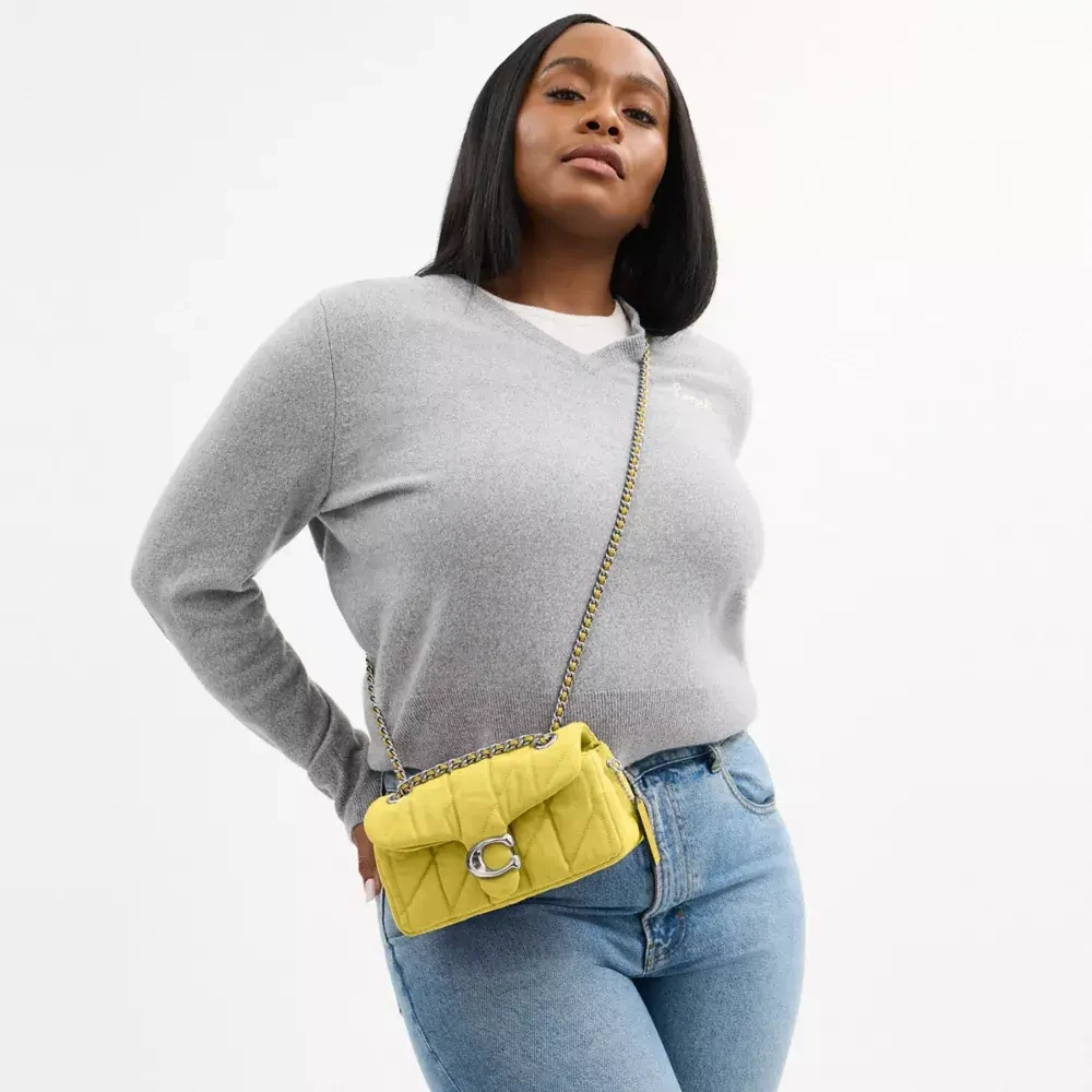 COACH СУМКА ЧЕРЕЗ ПЛЕЧО TABBY 20 С МЯГКОЙ ПОДКЛАДКОЙ, ЖЕЛТЫЙ