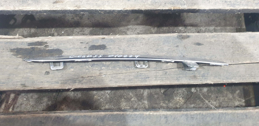 Молдинг решетки радиатора Mercedes C (W205) 14-18 Б/У Оригинал A2058880373