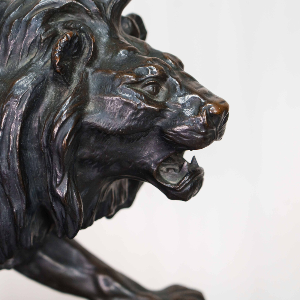 Кабинетная скульптура «Идущий лев»