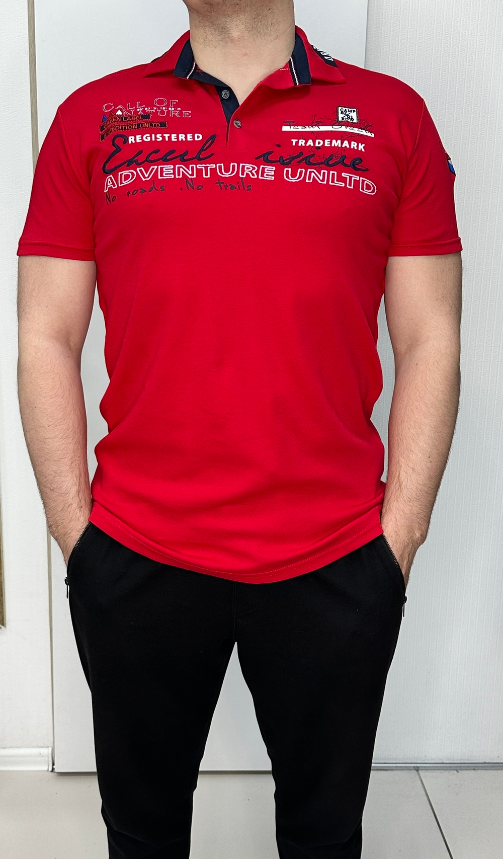 Мужская красная футболка с принтом из надписей