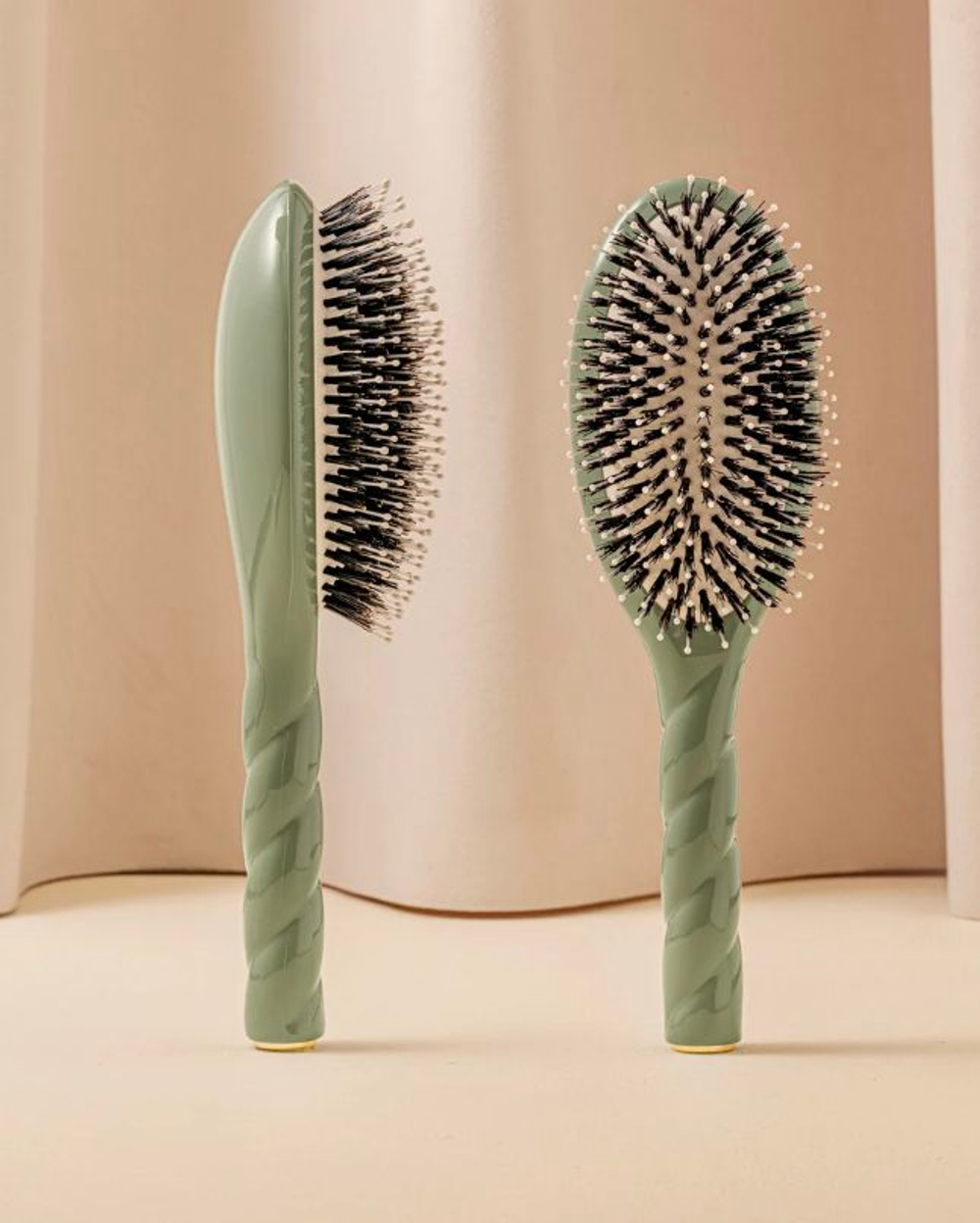 La Bonne Brosse Массажная расческа для волос N 03 Essential Sensitive Scalp Brush - Creamy White