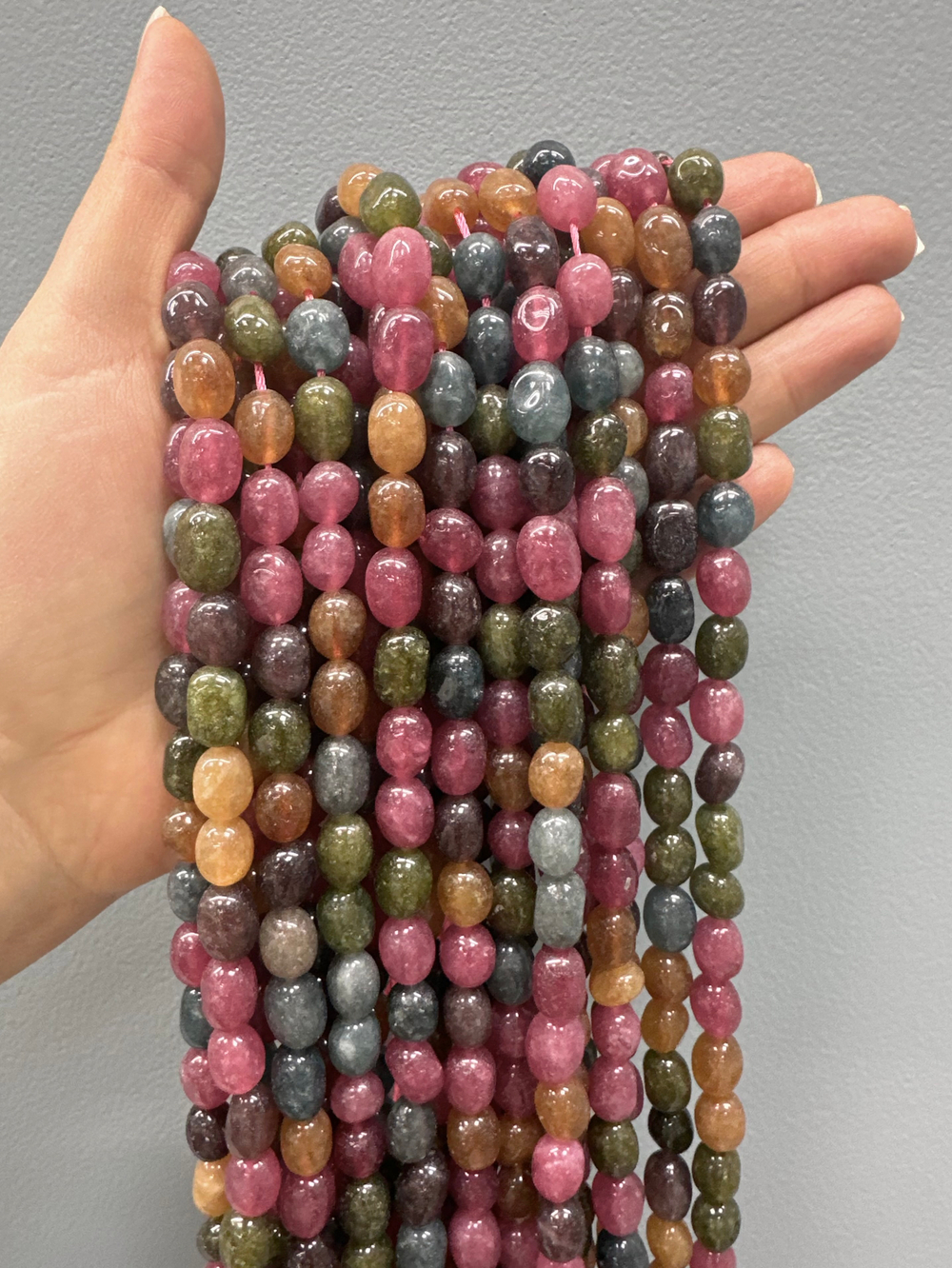 Нить бусин из тонированного кварца 8-9мм (галтовка)