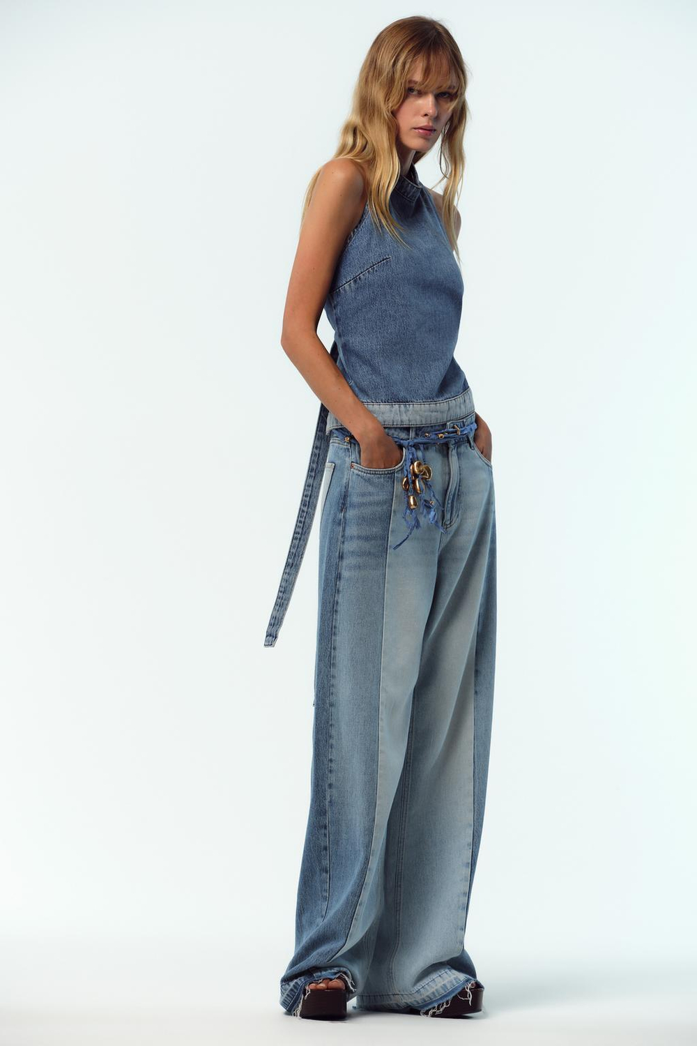 ZARA КОМБИНИРОВАННЫЙ ДЖИНСОВЫЙ ТОП Z1975 С ГОРЛОВИНОЙ ХАЛТЕР, ВЫЦВЕТШИЙ СИНИЙ