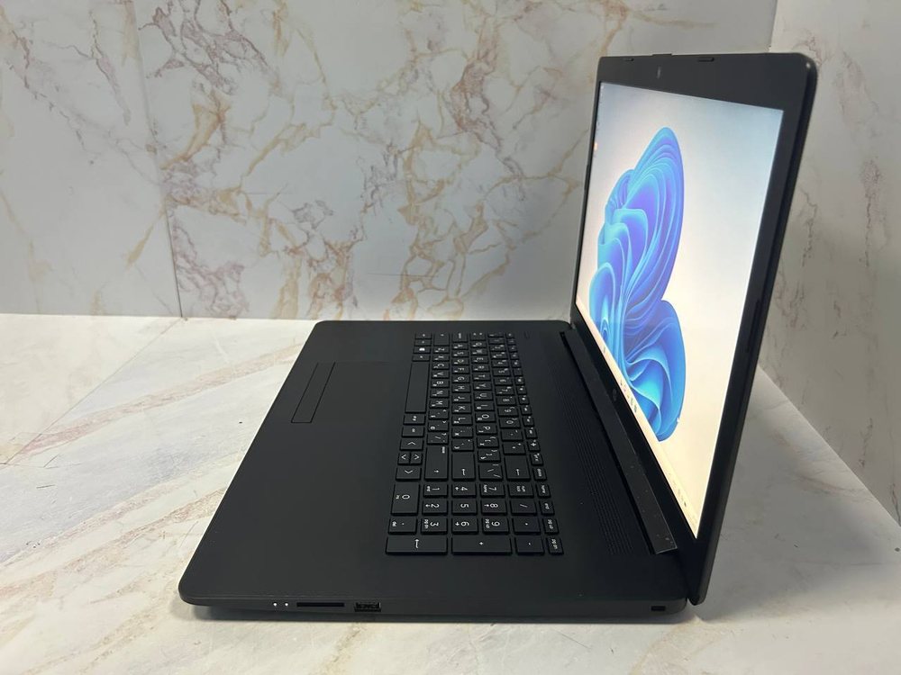 Ноутбук HP 17-by4011ur Конфигурация: i5-1135G7/8GB/256GB/Iris Xe Graphics/HD+/Win11/C1