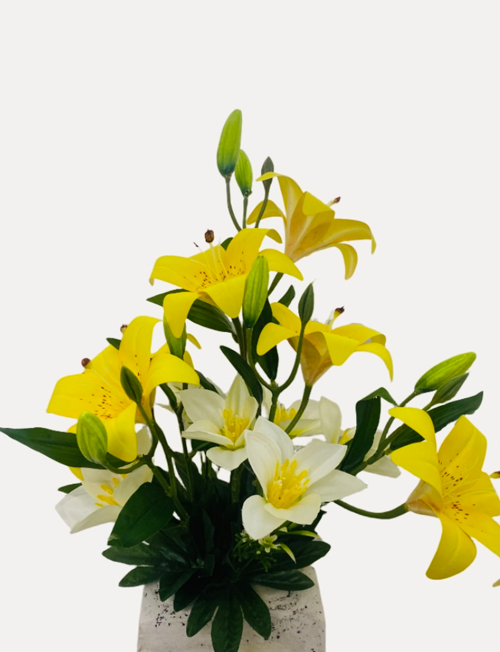 букет лилий на постаменте из искусственного камня