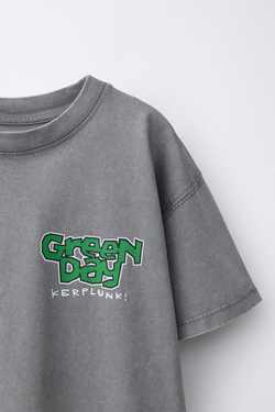 ZARA ФУТБОЛКА С ЭФФЕКТОМ ПОТЕРТОСТИ GREENDAY ®, СЕРЫЙ