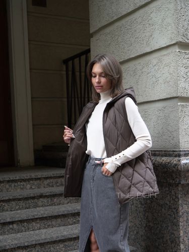 Коричневый утепленный жилет с капюшоном