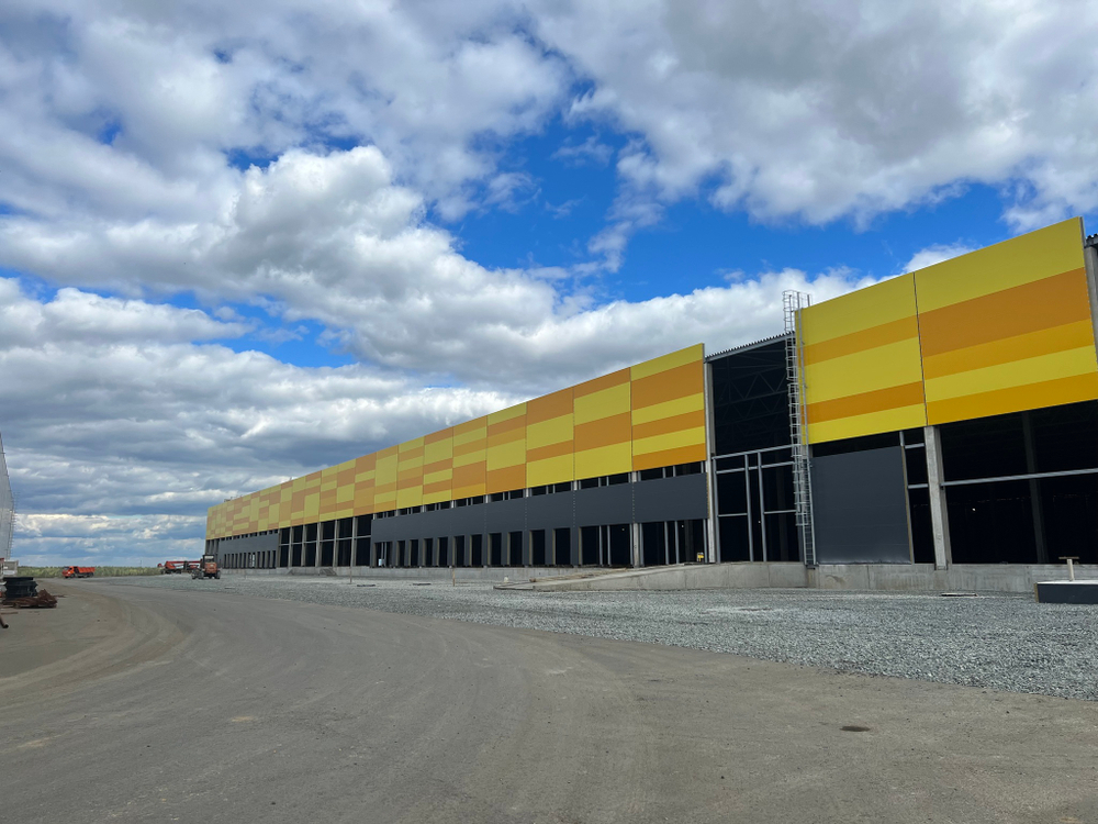 Монтаж плоской кровли из ПВХ мембраны (Система СМАРТ PIR) Складской комплекс в Седельниково II этап строительства