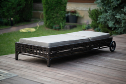 Шезлонг-лежак КОРСИКА (с подушкой) из искусственного ротанга .