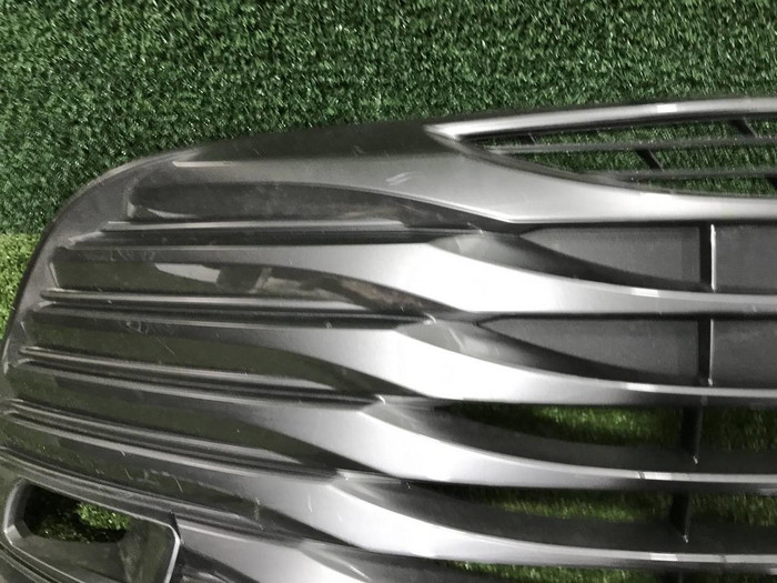 Решетка переднего бампера Toyota Camry xv70 (2017-2021)