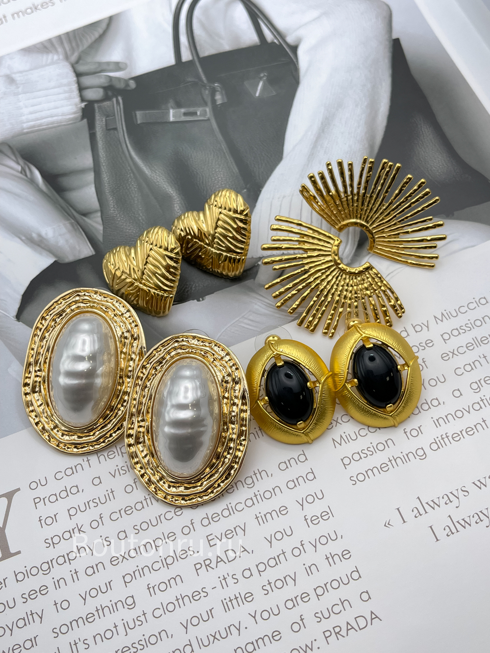 Серьги овальные золотистые с черным камнем