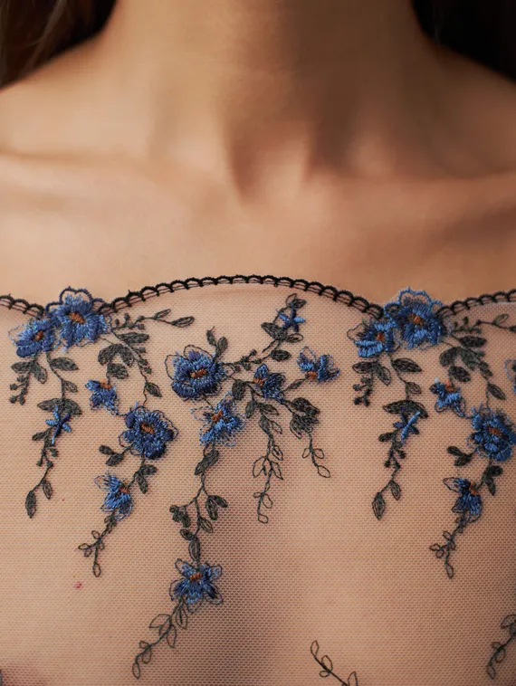 05-109 Вышивка на неэл. сетке 22-23 см, белый/синий/зеленый