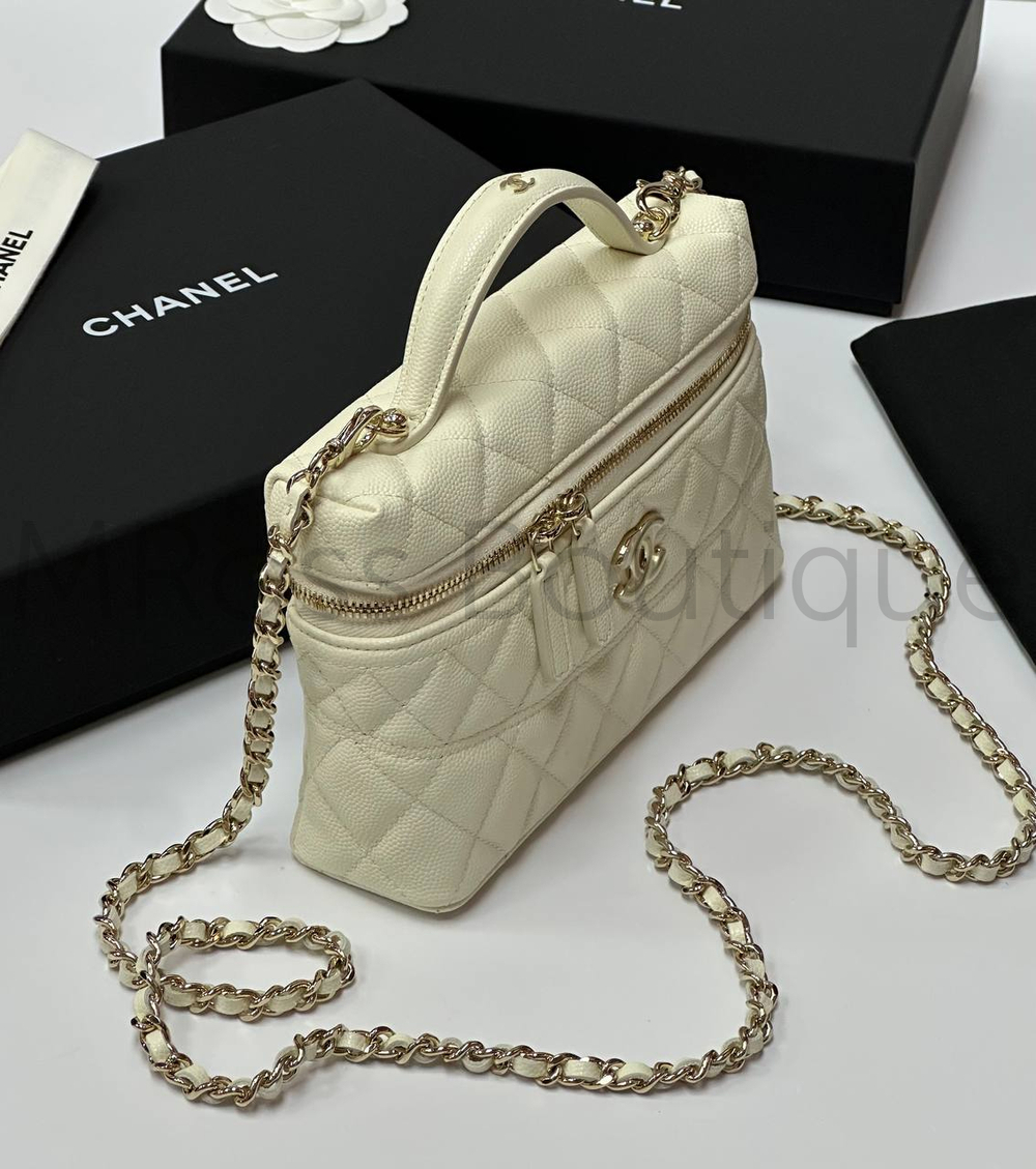 Белая сумка Chanel прямоугольная с золотой фурнитурой
