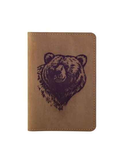 Обложка для паспорта с гравировкой в виде головы Медведя коричневого цвета в сложенном виде на белом фоне.