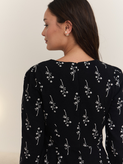 Платье с квадратным вырезом