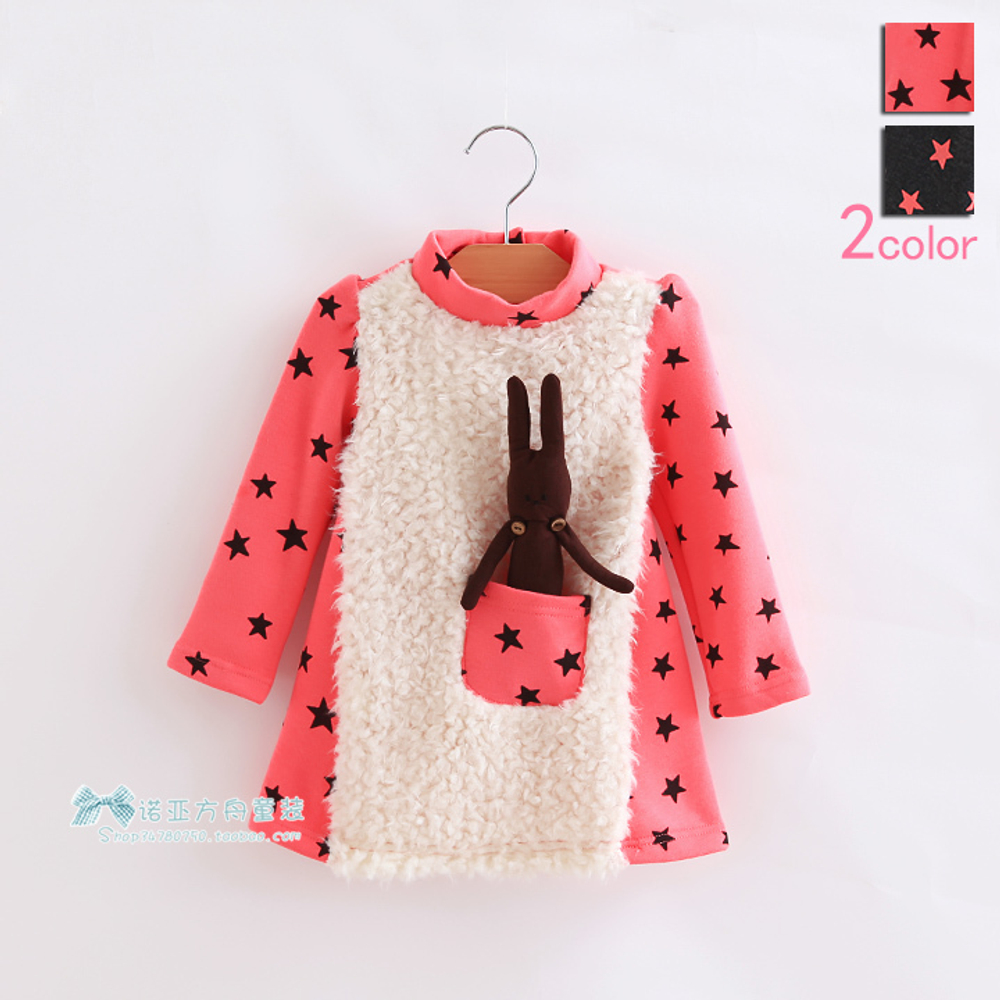 Платье со звездами, однотонной вставкой и игрушкой