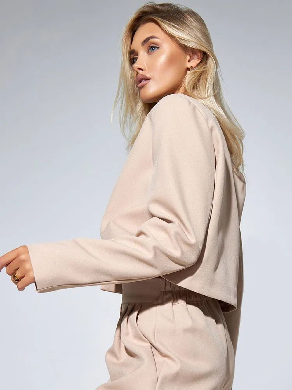 Костюм деловой брючный с укороченным пиджаком бежевого цвета