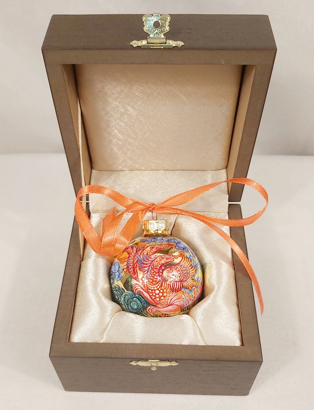 Шар новогодний с ручной росписью  Палех "Дракон Горыныч" на светлом фоне