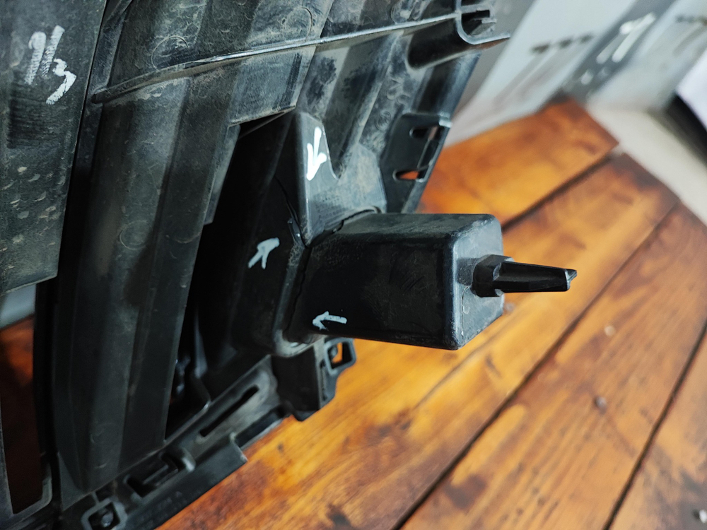 Решетка радиатора Skoda Octavia 3 (A7) 17-20 Б/У Оригинал 5E0853653