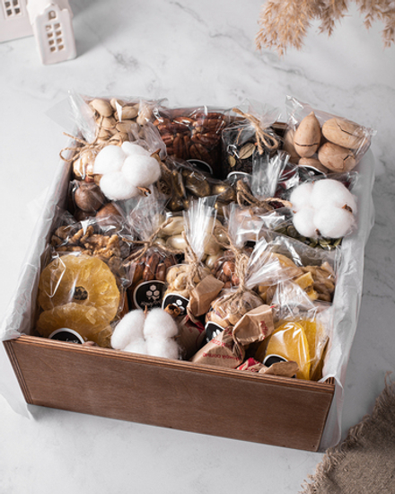 Подарочный деревянный ящик с орехами и сухофруктами