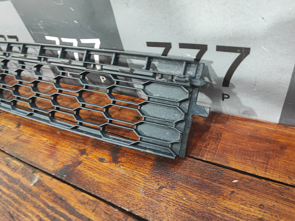 Решетка переднего бампера Skoda Rapid 1 17-20 Б/У Оригинал 5JA853677D