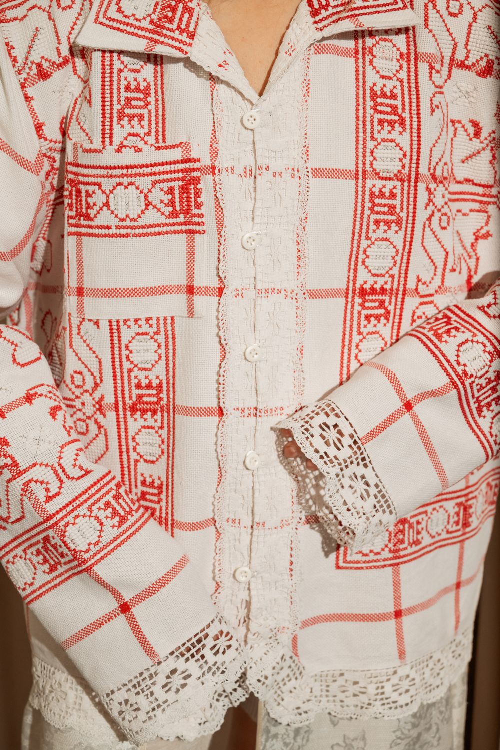Рубашка Soeurs с Ярко-Красной Вышивкой белая