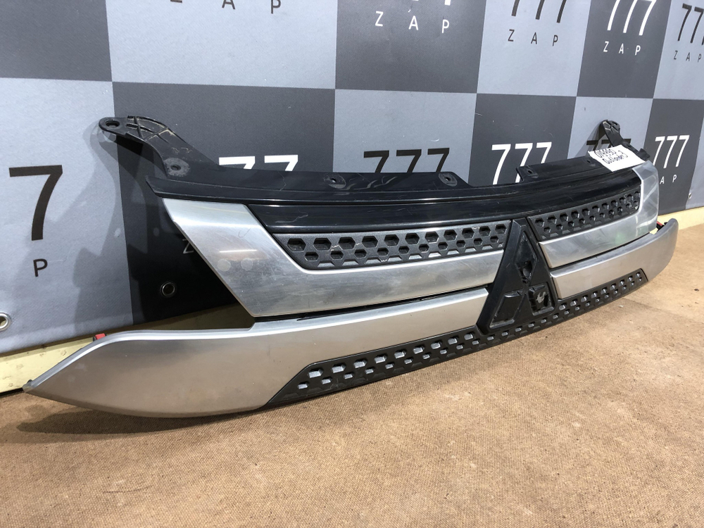 Решетка радиатора Mitsubishi Outlander 3 18-21 Б/У Оригинал 7450B298