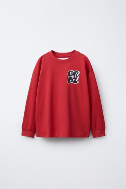 ZARA ЛОНГСЛИВ С РЕЛЬЕФНЫМ ТЕКСТОВЫМ ПРИНТОМ, КРАСНЫЙ
